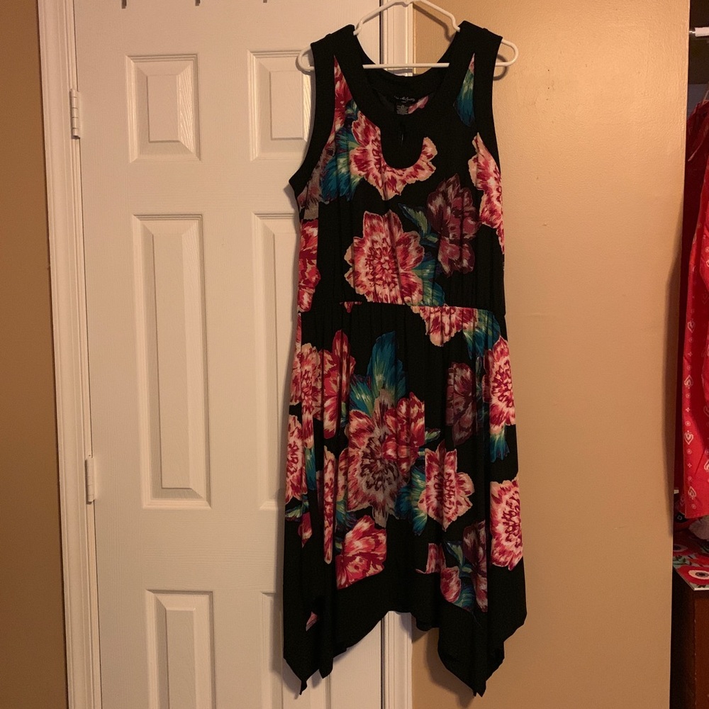 Sleeveless keyhole neck elastic waist dress.